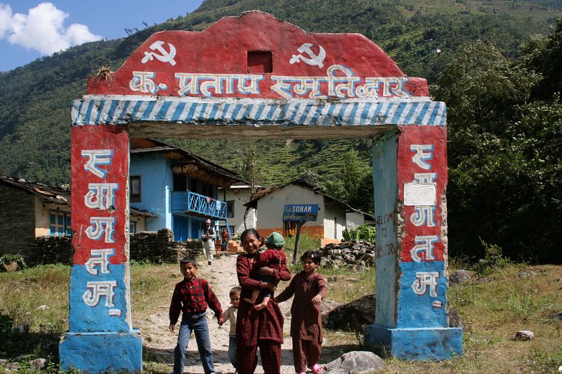 Archivo:Nepal maoist valley.jpg