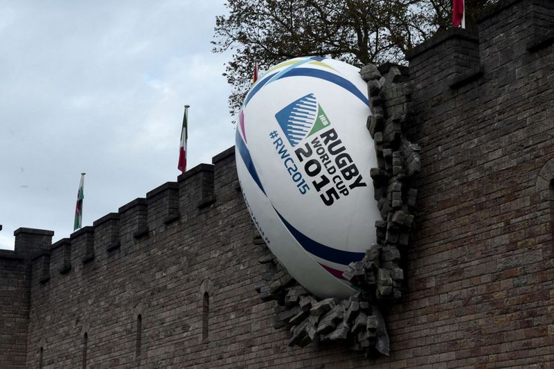 Archivo:Giant-rugby-ball.jpg