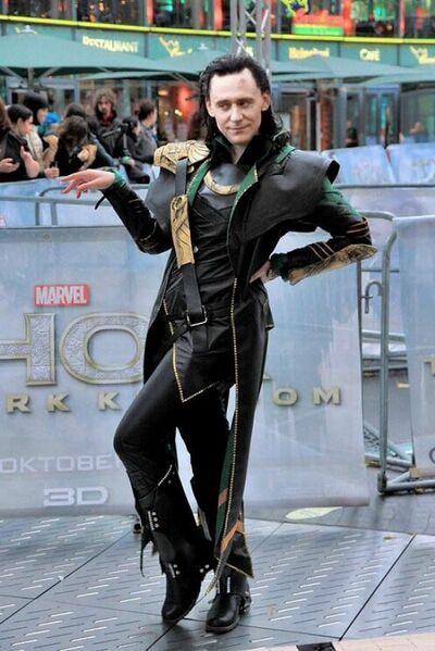 Archivo:Loki Tom Hiddleston Pose.jpg
