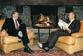 Reagan y Gorbachev sentados frente a la chimenea.jpg
