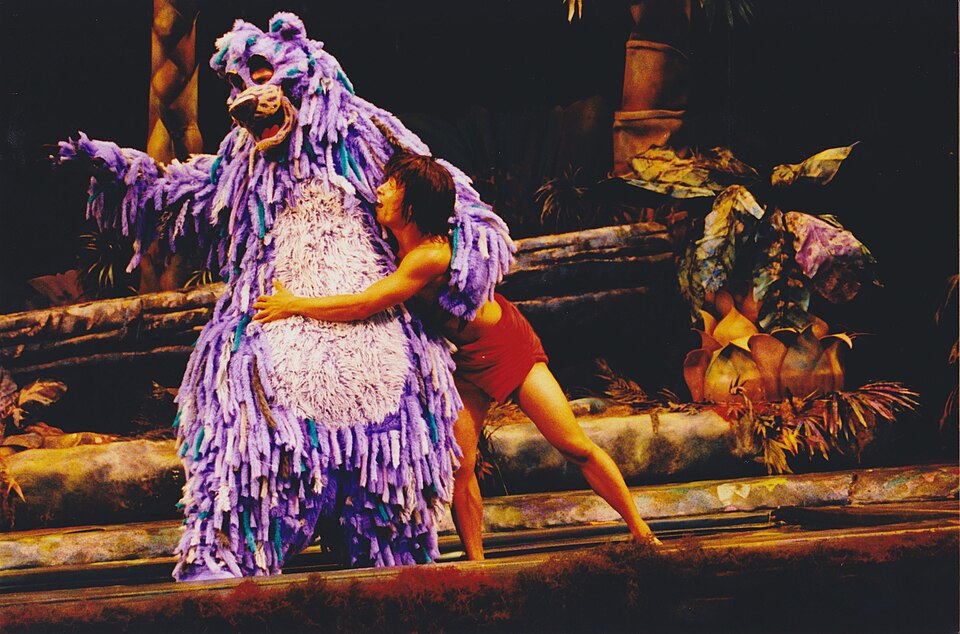 Archivo:Mowgli and Baloo (33395868773).jpg