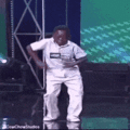 Emmanuel Udeh usando el Fua para bailar bien chingon