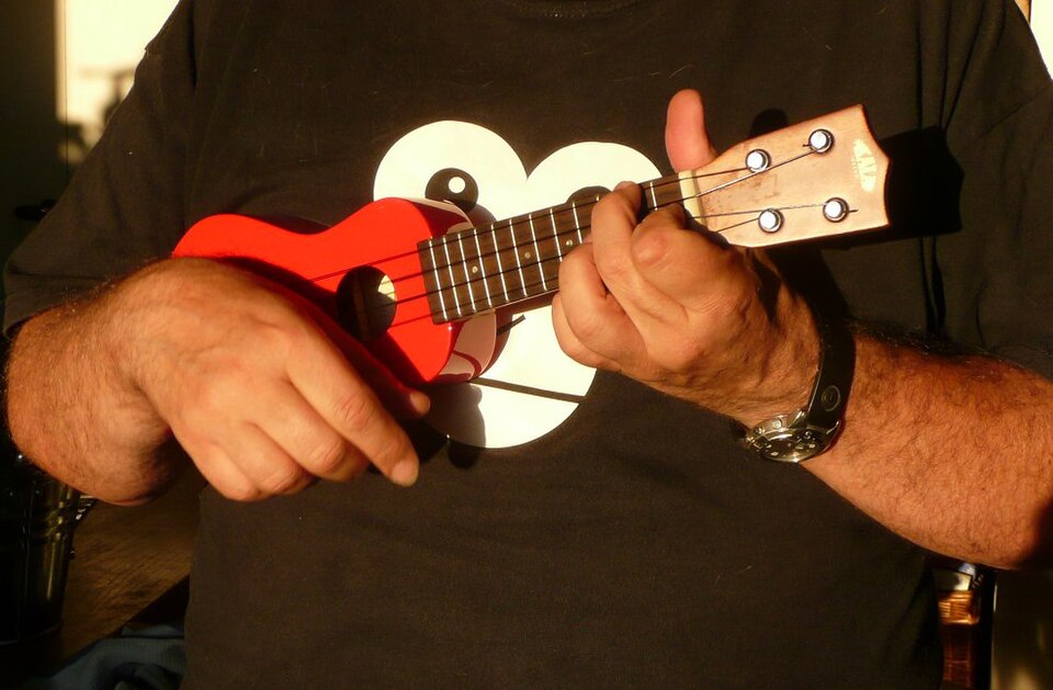 Archivo:Giancarlo's red uke.jpg