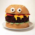 Antes de comértela, la hamburguesa te mira fijamente a los ojos.