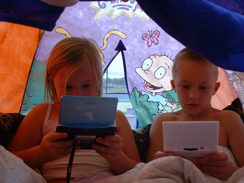 Archivo:Gaming+in+the+tent-7482.jpg