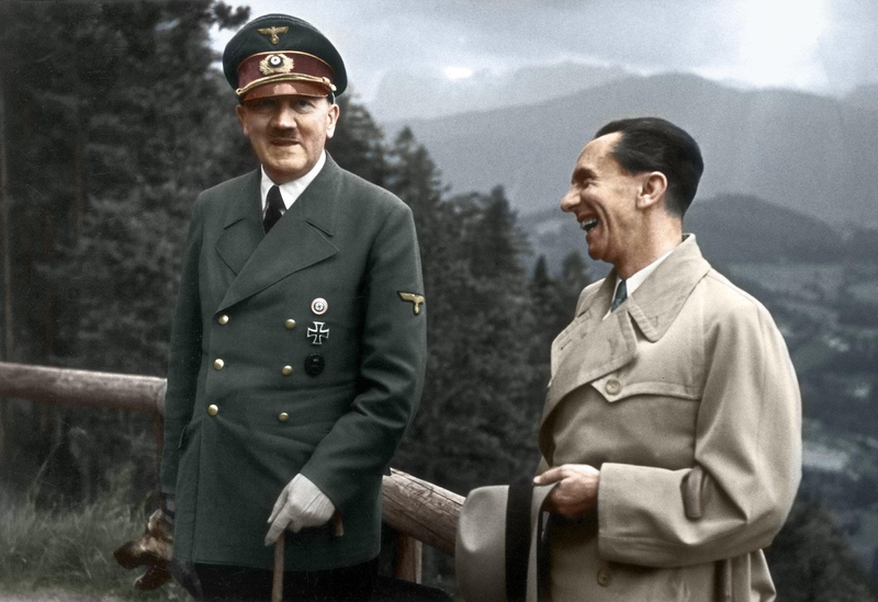 Archivo:Adolf Hitler y Joseph Goebbels riendo.png