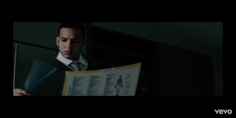 Archivo:Daddy Yankee leyendo.png