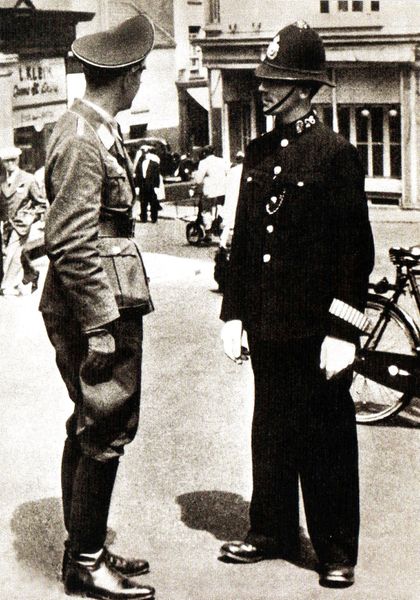 Archivo:Nazi y policia inglés.jpg