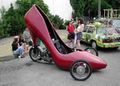 "Shoemotors Girly 2011". La mujer que quiera ir de compras a Mónaco, Londres o Milán cuenta con esta excelente opción. Cuidado con los túneles. 430 euros diarios.
