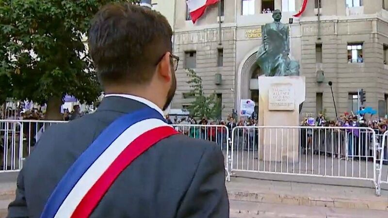 Archivo:Boric estatua Allende.jpg