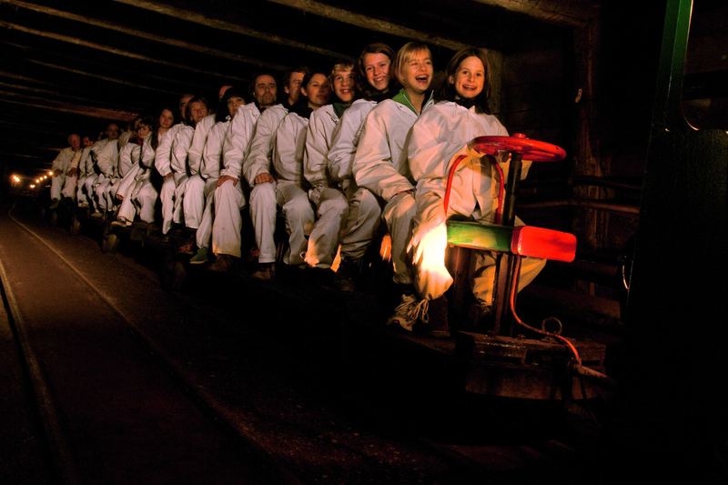 Archivo:Gente entrando a la mina de Salzburg.png