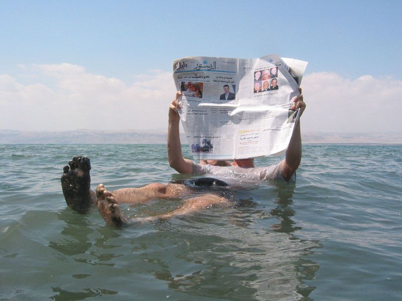 Archivo:Dead sea newspaper.jpg