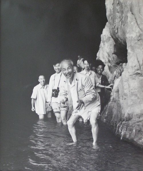 Archivo:Ho Chi Minh at Lijang River (China) in 1961.jpg