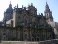 Iglesia de Santiago de Compostela, con muchas cositas pegadas a la fachada, columnas por ahí, símbolos religiosos por allá y gárgolas por acullá. Que se prepare quien tenga que limpiarle la caca de paloma.