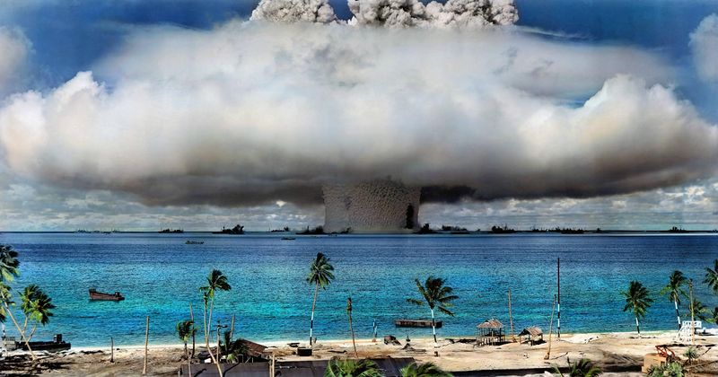 Archivo:Colorized-photo-of-nuclear-bomb-test-at-bikini-atoll-picture.jpg