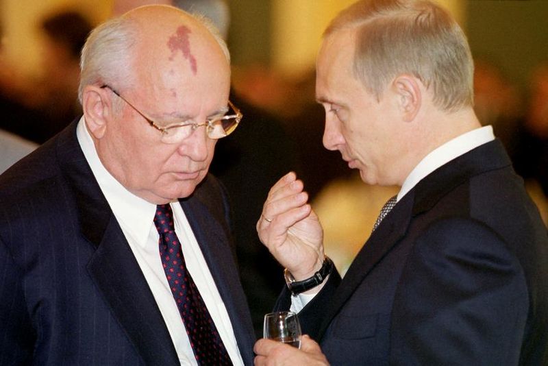Archivo:Gorbachev-and-putin-talk.jpg