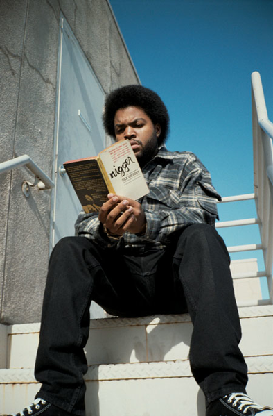 Archivo:Negro leyendo.png