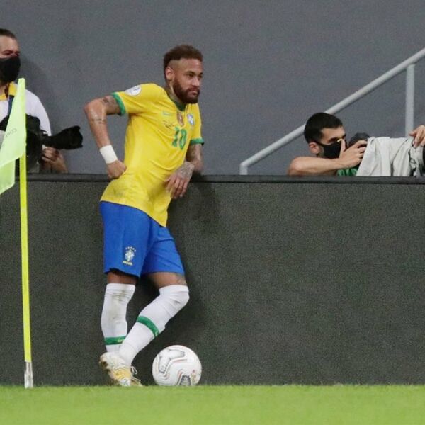Archivo:Neymar pensando.jpg