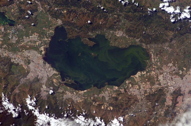 Archivo:Lake Valencia, Venezuela.jpg