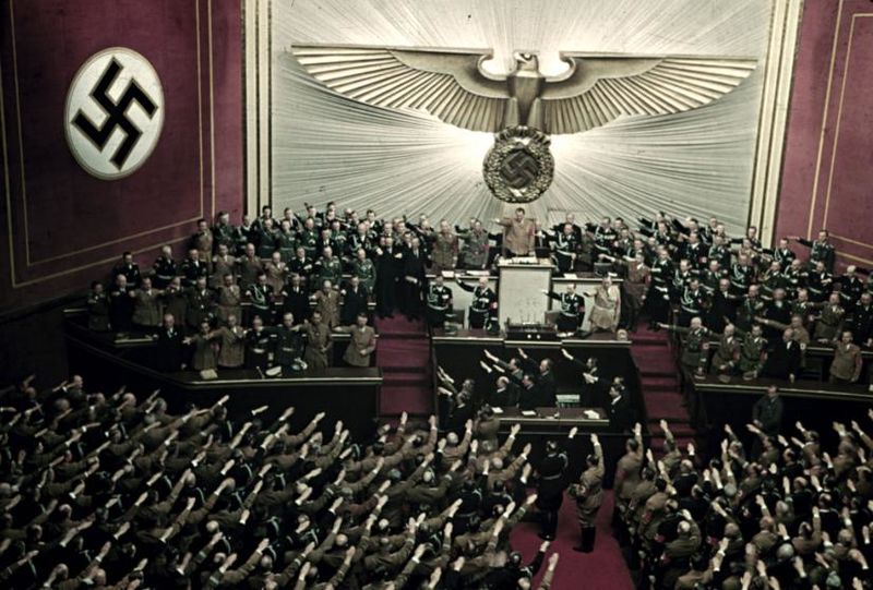Archivo:Nazis Saludando.jpg