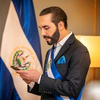 Nayib Bukele en El Salvador viendo su fortuna en Incicoincs.