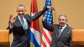 Obama y Raul Castro brazos arriba.jpg