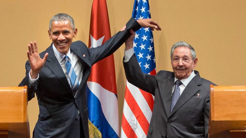Archivo:Obama y Raul Castro brazos arriba.jpg