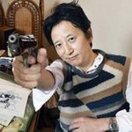 Hirohiko Araki apuntandote con su Pistola.jpeg