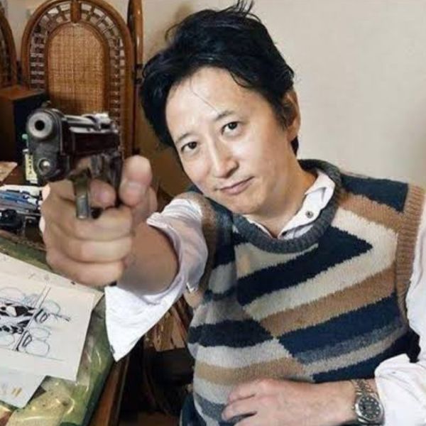 Archivo:Hirohiko Araki apuntandote con su Pistola.jpeg