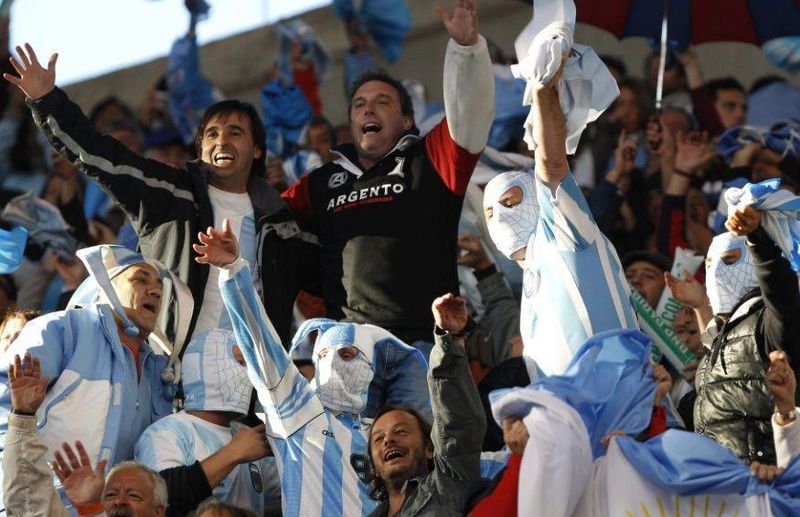 Archivo:Argentinos celebrando en un estadio.jpg