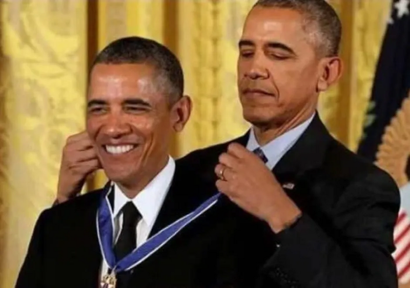 Archivo:Obama autofelación medalla.png