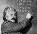 Einstein era fanático de la serie de TV Lost y se volvio loco escribiendo los numeros.
