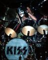 Peter Criss The Catman: este es el peor batería de Kiss, pero como fue el primero... También fue expulsado por drogadicto y por tirarse a las fans de Paul. También fue el único que escribió una balada de este grupo y la cagó. Y encima le dan claveles o algo cuando la canta.