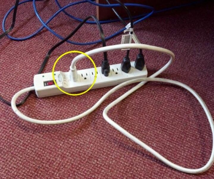 Archivo:Enchufe chistoso.jpg