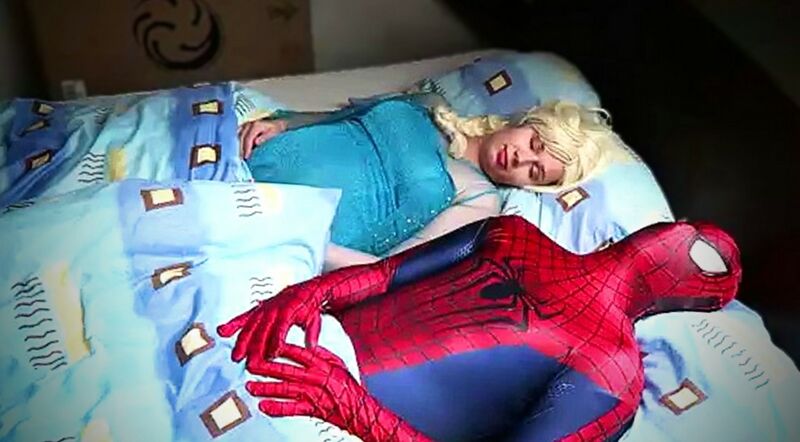 Archivo:Elsa y spiderman.jpeg