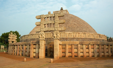 El legado arquitectónico de Aśoka: la gran estupa de Sanchi, el primer edificio con forma de teta de la India.