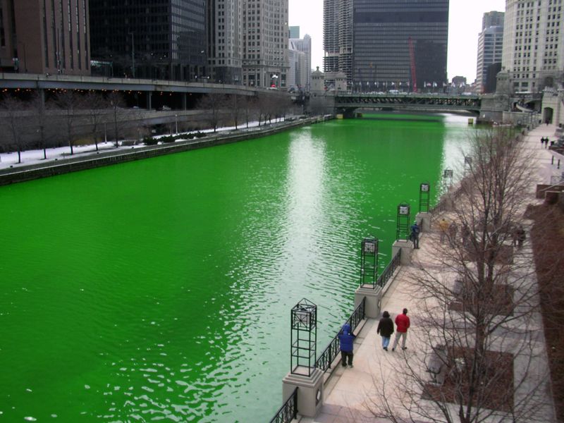 Archivo:Chicago River dyed green, focus on river.jpg