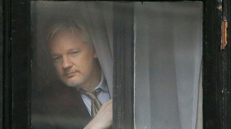 Archivo:Assange-escondido.jpg