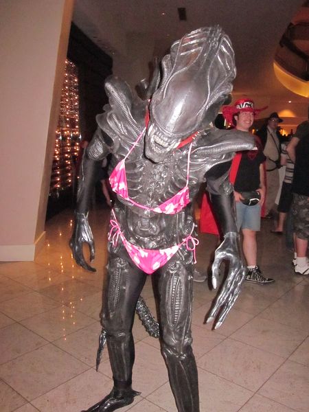 Archivo:Alien en bikini.jpg
