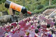 Japoneses haciéndose en el vino...