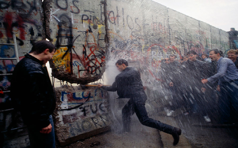 Archivo:Destruyendo el Muro de Berlín.png
