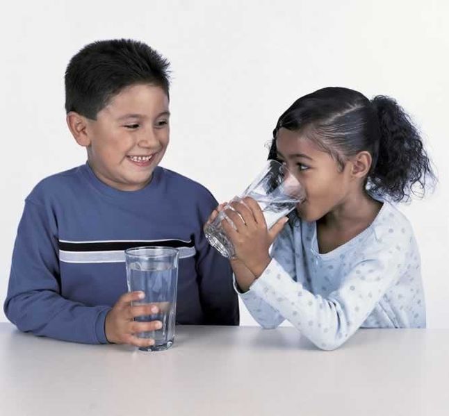 Archivo:Niños bebiendo agua.jpeg