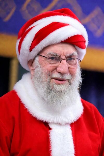 Archivo:Alí Jameneí Santa Claus.jpg