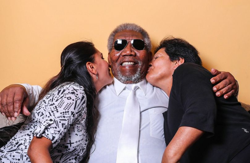 Archivo:Morgan Freeman siendo besado por dos Mujeres.png