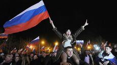 Separatistas prorrusos celebrando la "independencia" de Donetsk según Sputnik.