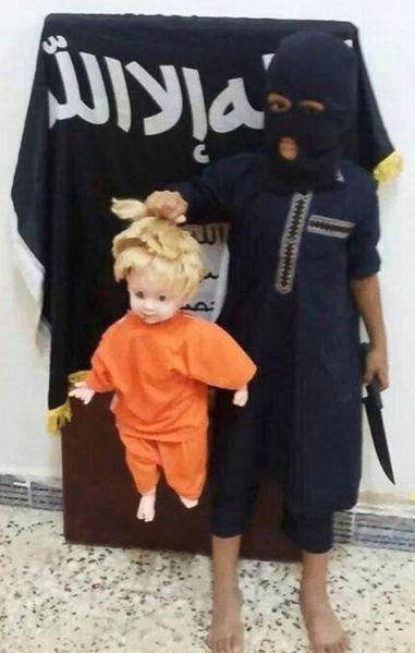 Archivo:Isis doll.jpg
