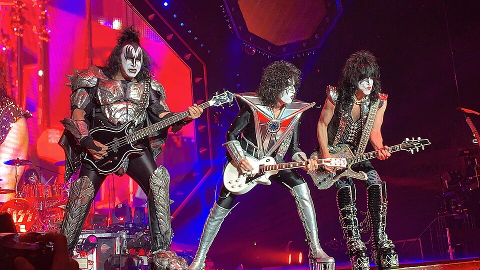 Archivo:Kiss Cracow 2019.jpg