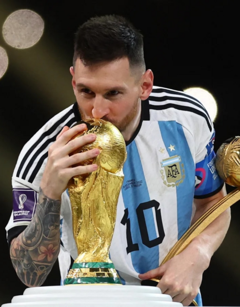 Archivo:Messi con la copa.png