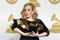 Adele cargando los Grammys.jpg