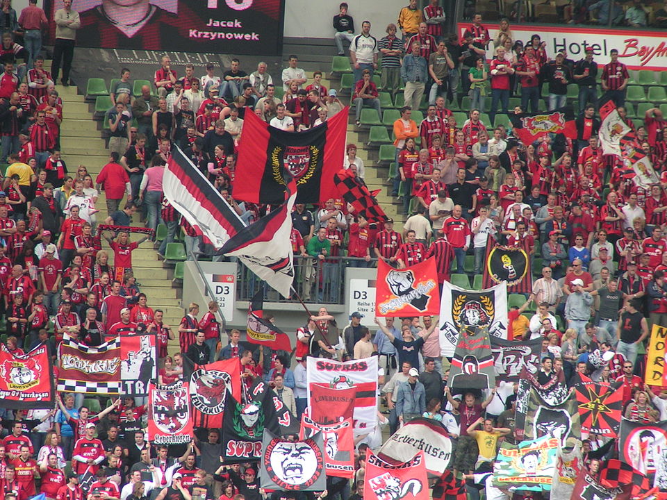 Archivo:Bayer Leverkusen-Fans.JPG